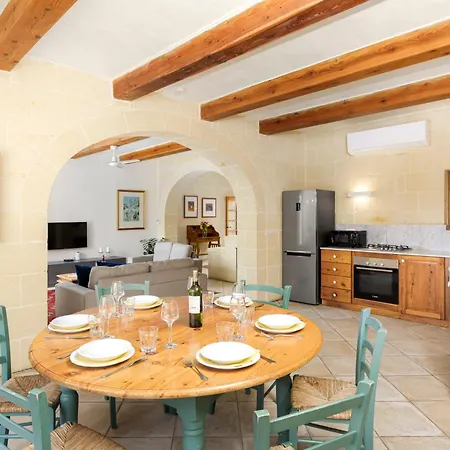 Dar Ta' Lonza With Private Pool *