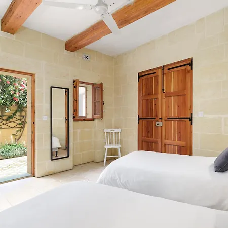 Dar Ta' Lonza With Private Pool *