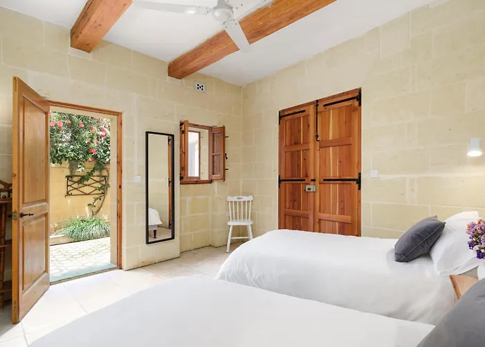 Dar Ta' Lonza With Private Pool *